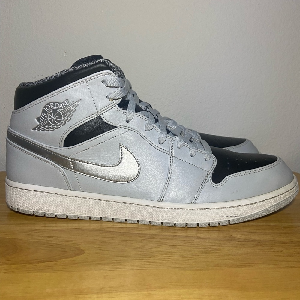 *Rare* Air Jordan 1 Retro Mid 'Wolf Grey' - Picture 5 of 15